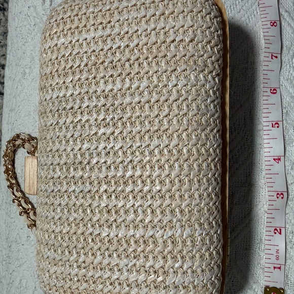 Elegant Cream Woven Clutch with Gold Chain - Picture 3 of 4
